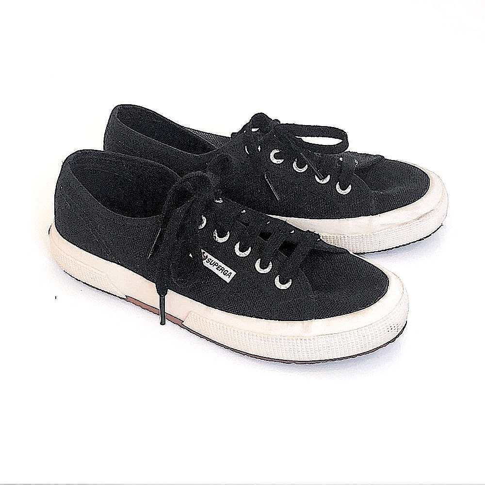Black Superga tennis shoes